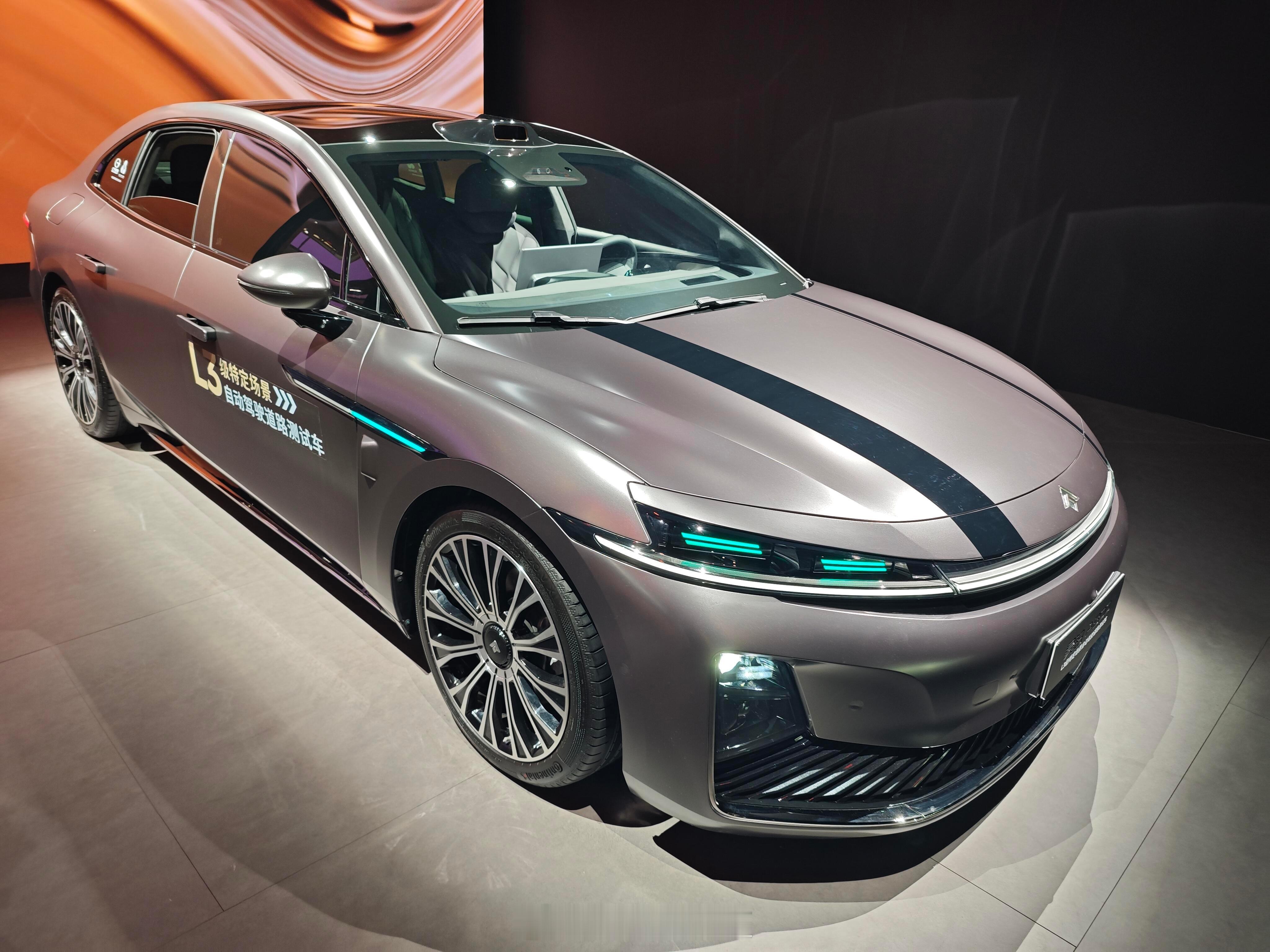 800V平台充电是真快，感觉就是去服务区买杯咖啡的功夫，电量就够跑回家了，完全没