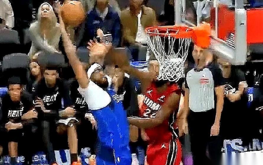 就刚才，独行侠打热火那个球。
浓眉接球，一步，腾空，抡圆了胳膊就是一个战斧，哐当