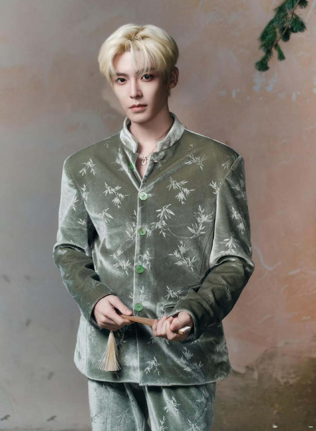 侯明昊新中式 侯明昊的每一套新中式造型都充满了惊喜，他巧妙地将传统与现代相结合，