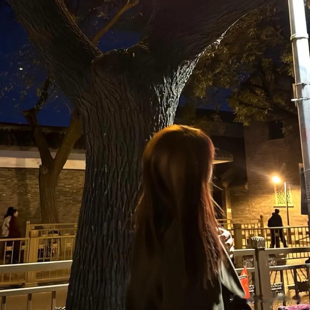 我问一个好友

说：“你们男人到底是爱老婆还是爱情人呢？”

他回答：“男人把温
