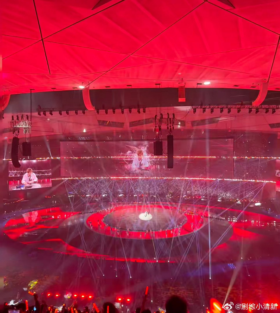 张杰唱天下时穿的披风好懂事 张杰唱《天下》的时候，披风扬起来那一下，确实太有气势