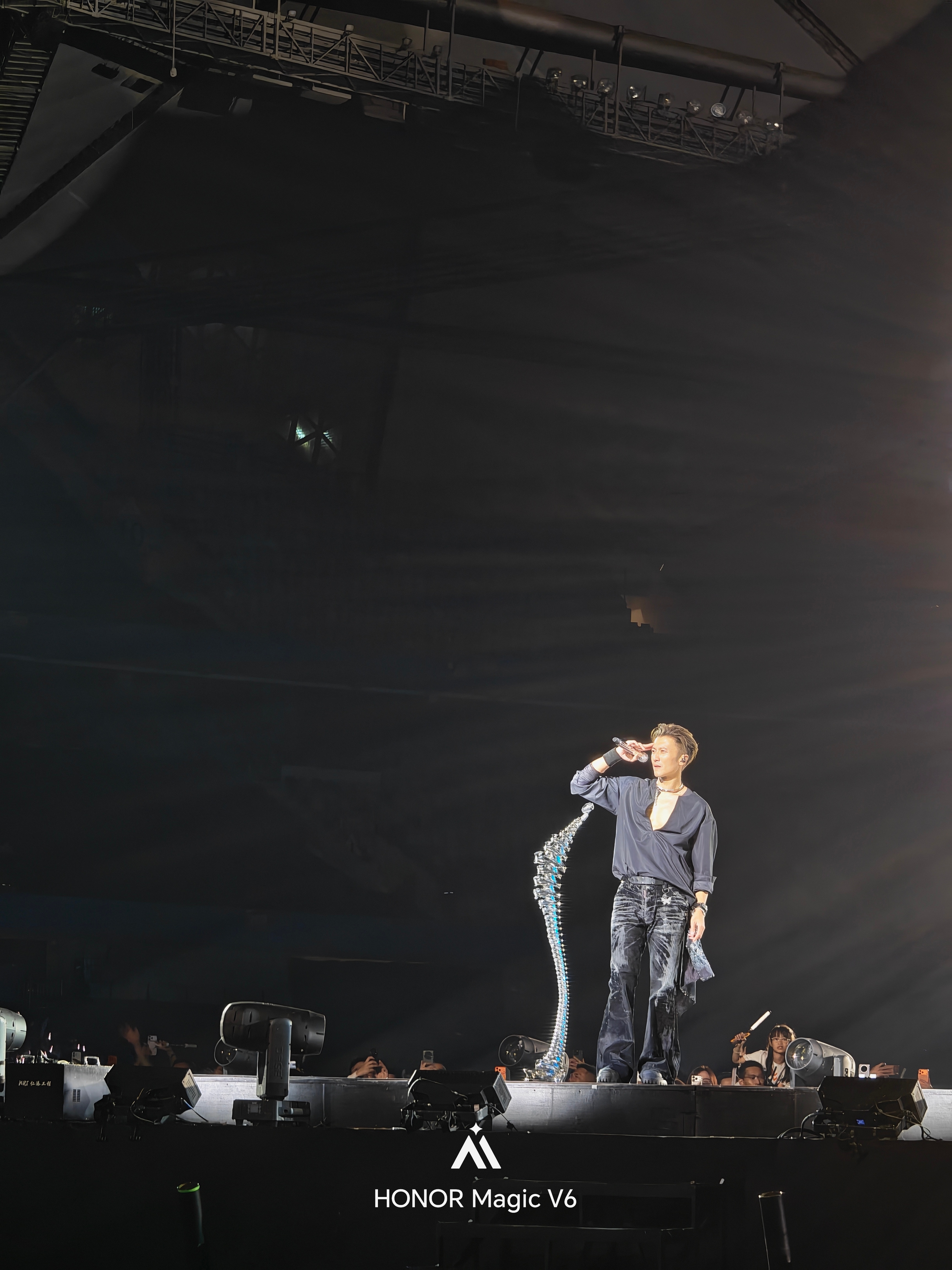 谢霆锋别低头深V会漏 锋哥帅得依旧很客观！！这深V谁看了不迷糊啊。我这还有另一V