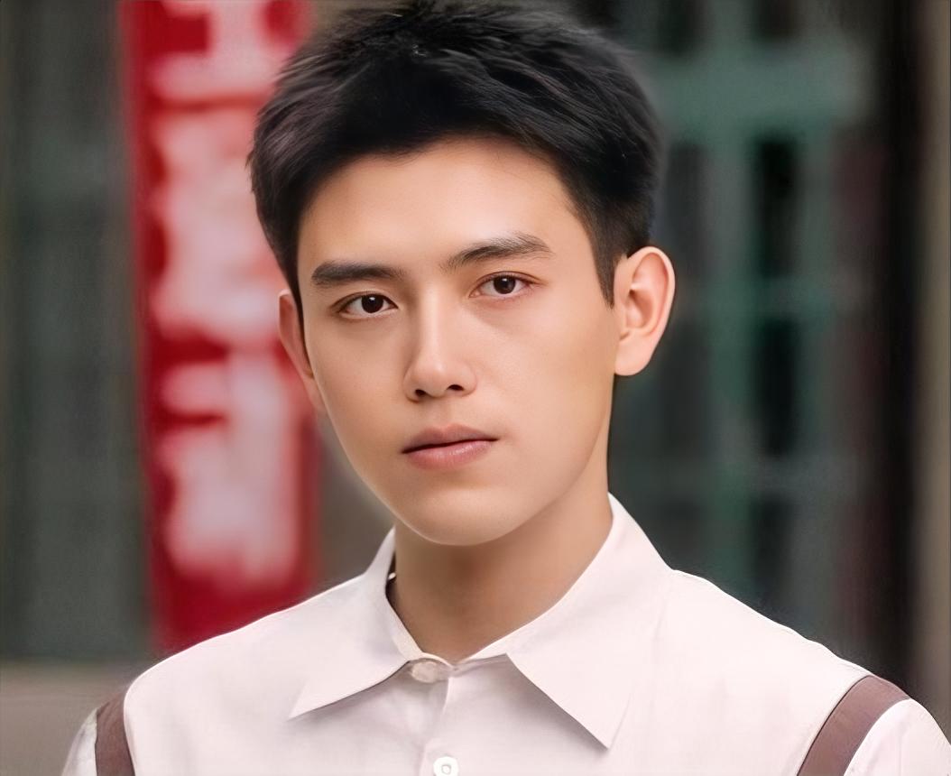 陈飞宇是陈红与陈凯歌的大儿子。他长相英俊潇洒，五官俊朗，轮廓分明，身形高挑挺拔，