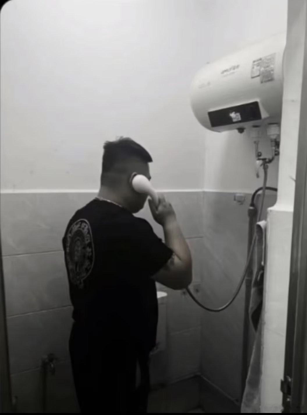 昨晚喝醉了 在雨里给你打了很多电话 可是你一个都没有接 ​​​