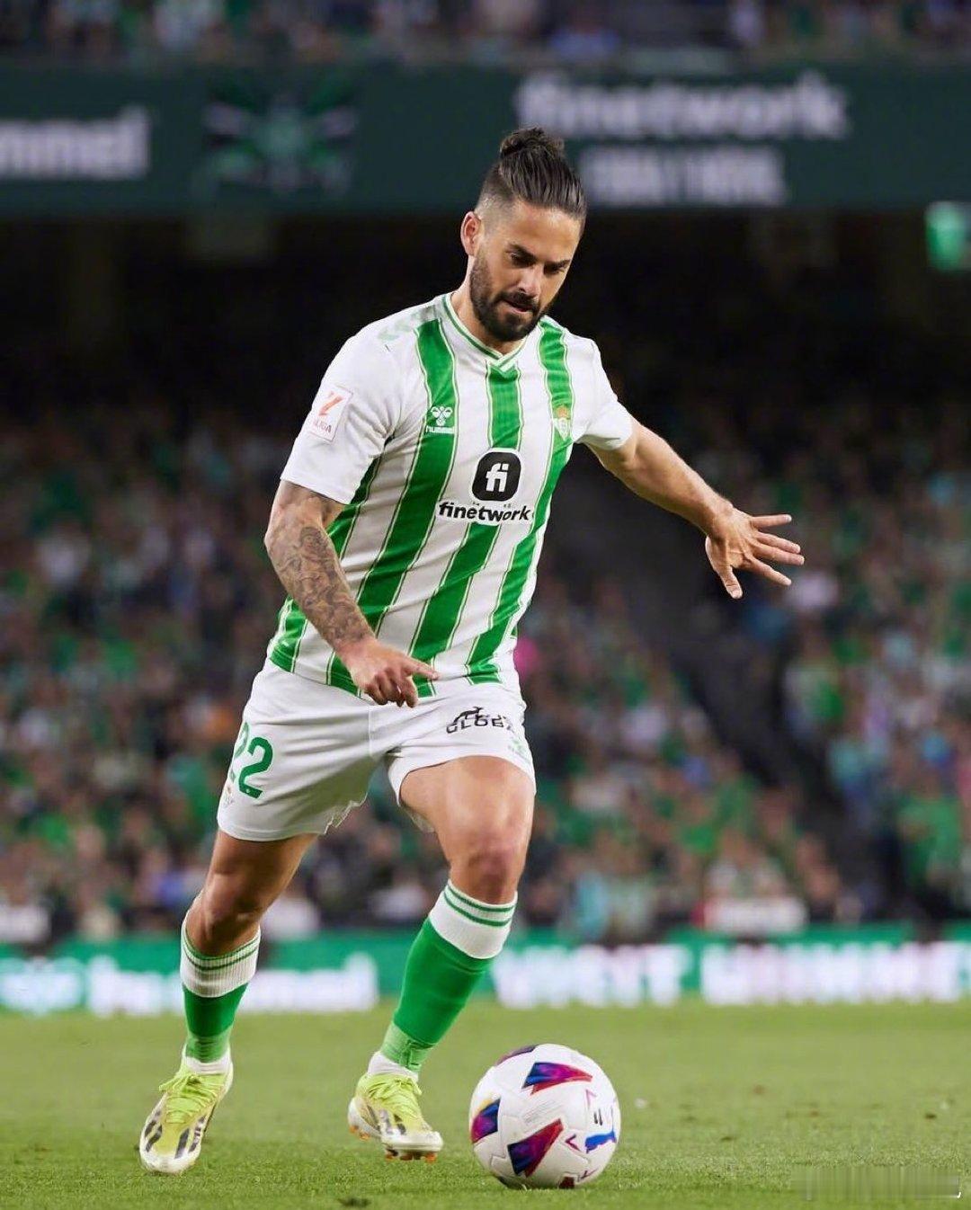 【运气不佳】33岁的贝蒂斯中场伊斯科，在夏季的友谊赛中左腓骨受伤，缺席了3个月，