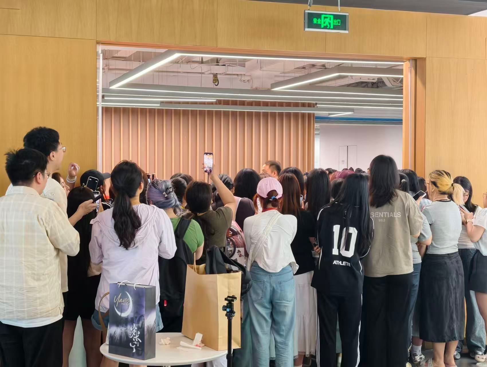 杨洋杭州追剧团人气杨洋追剧团人气 现场最有趣的一幕：大家正追着杨洋拍，转头发现贾