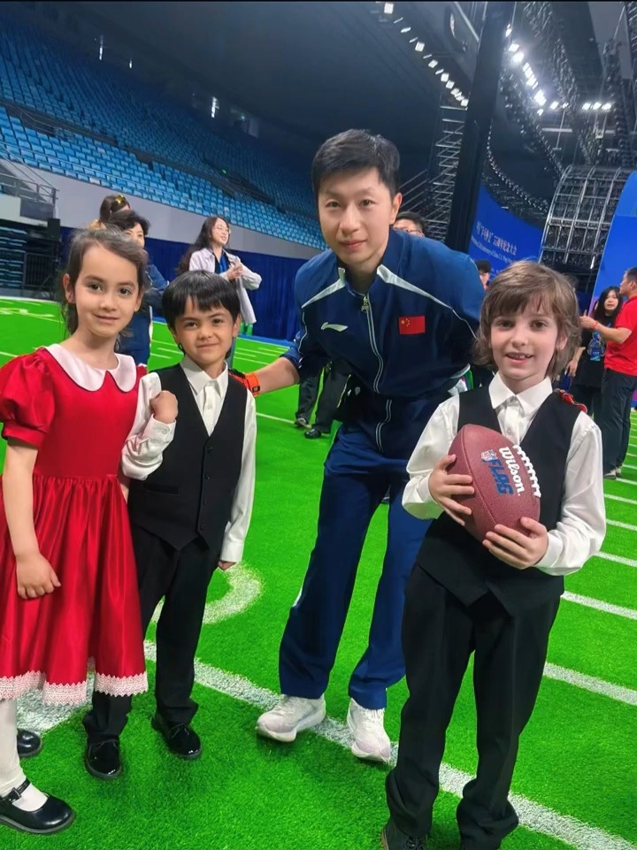 📷马龙和参与文艺演出的小朋友们合影 