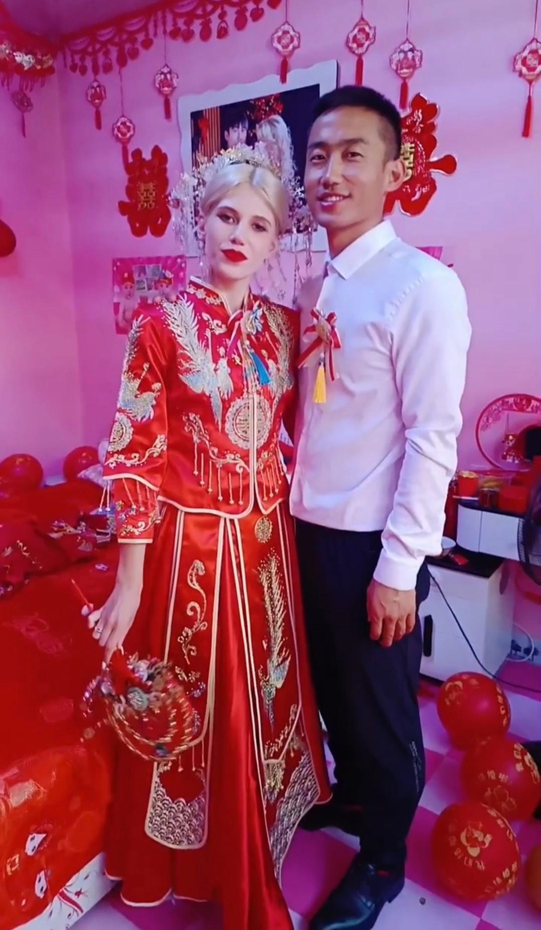 村里一个小伙子，在外面打工多年，最近回老家结婚了，新娘子是一个白头发的外国人。
