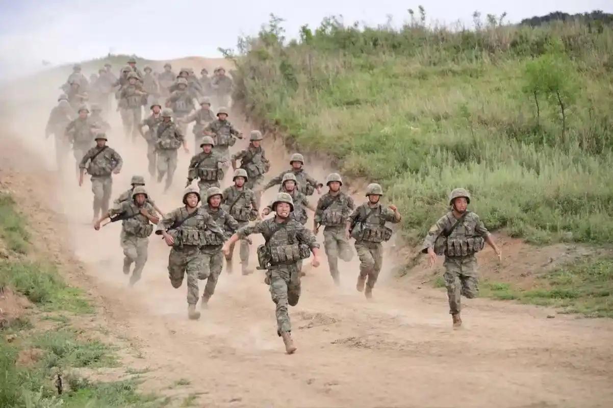 为什么要跑武装5公里和400米障碍？

对于现役官兵来说，最头疼、最要命的是跑武