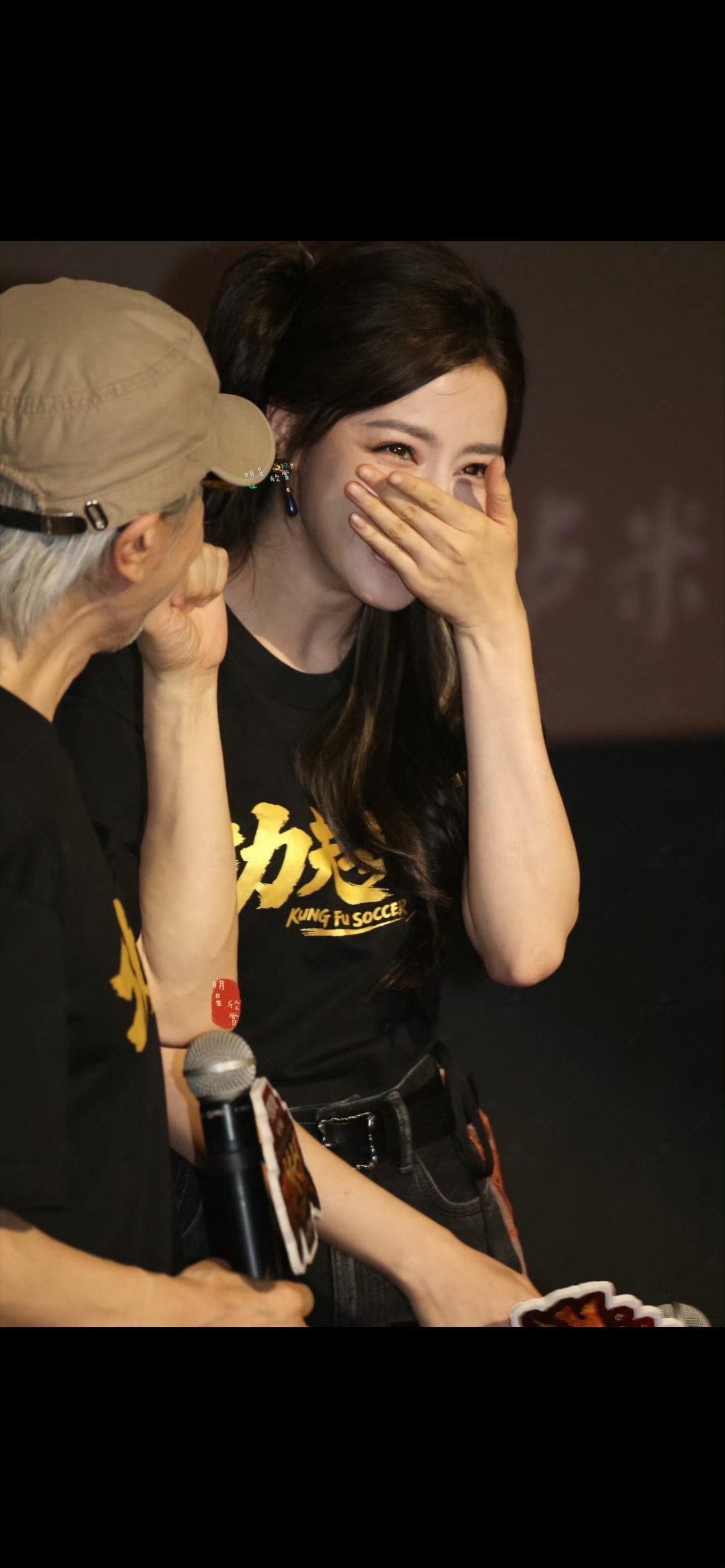 周星驰给迪丽热巴切蛋糕《功夫女足》路演庆功的这段互动，看得人心里很暖。熟知周星驰