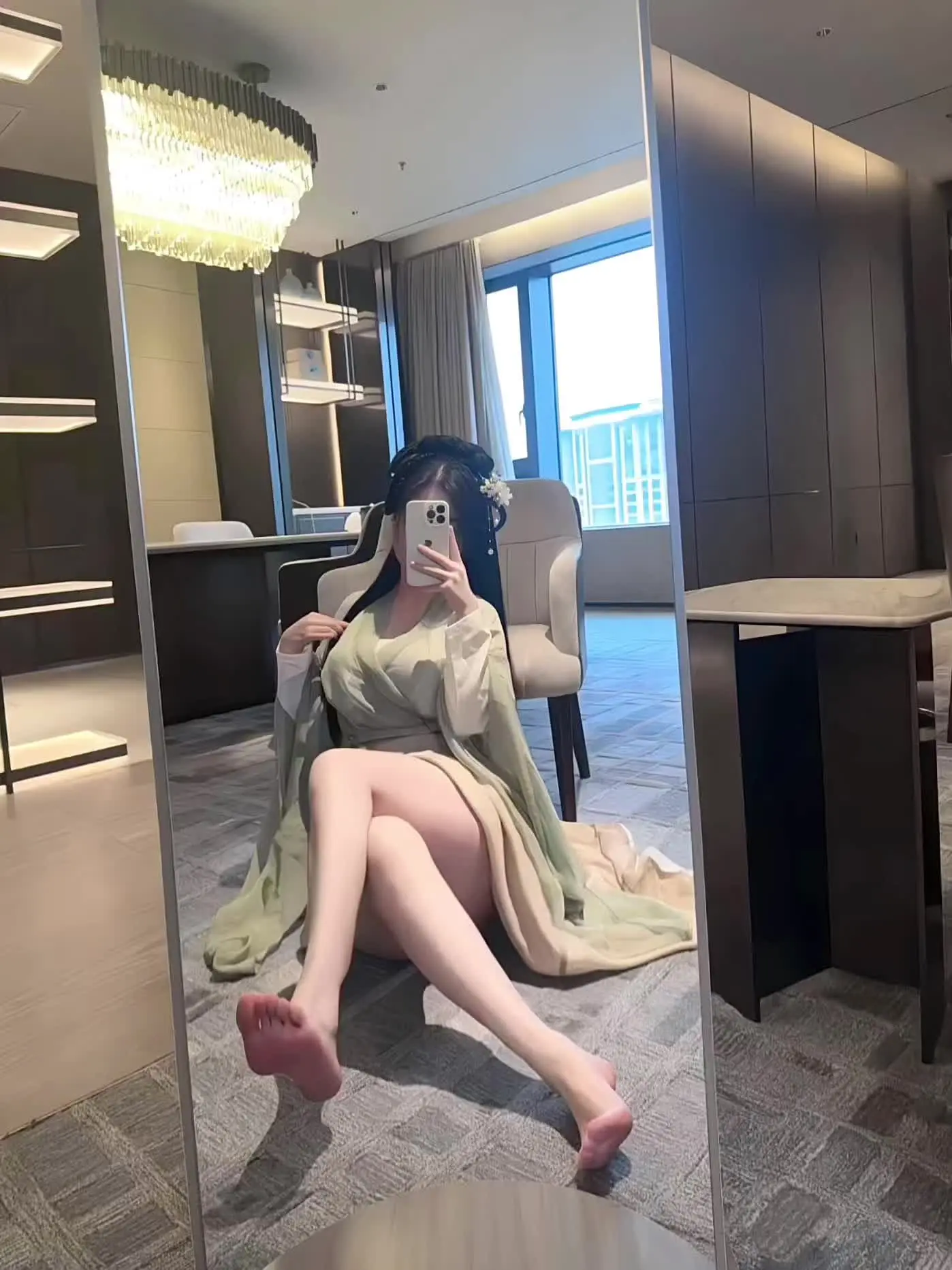 文案是抄来的 套路是学来的 玫瑰是偷来的 勇气是借来的 对你的爱 是与生俱来的