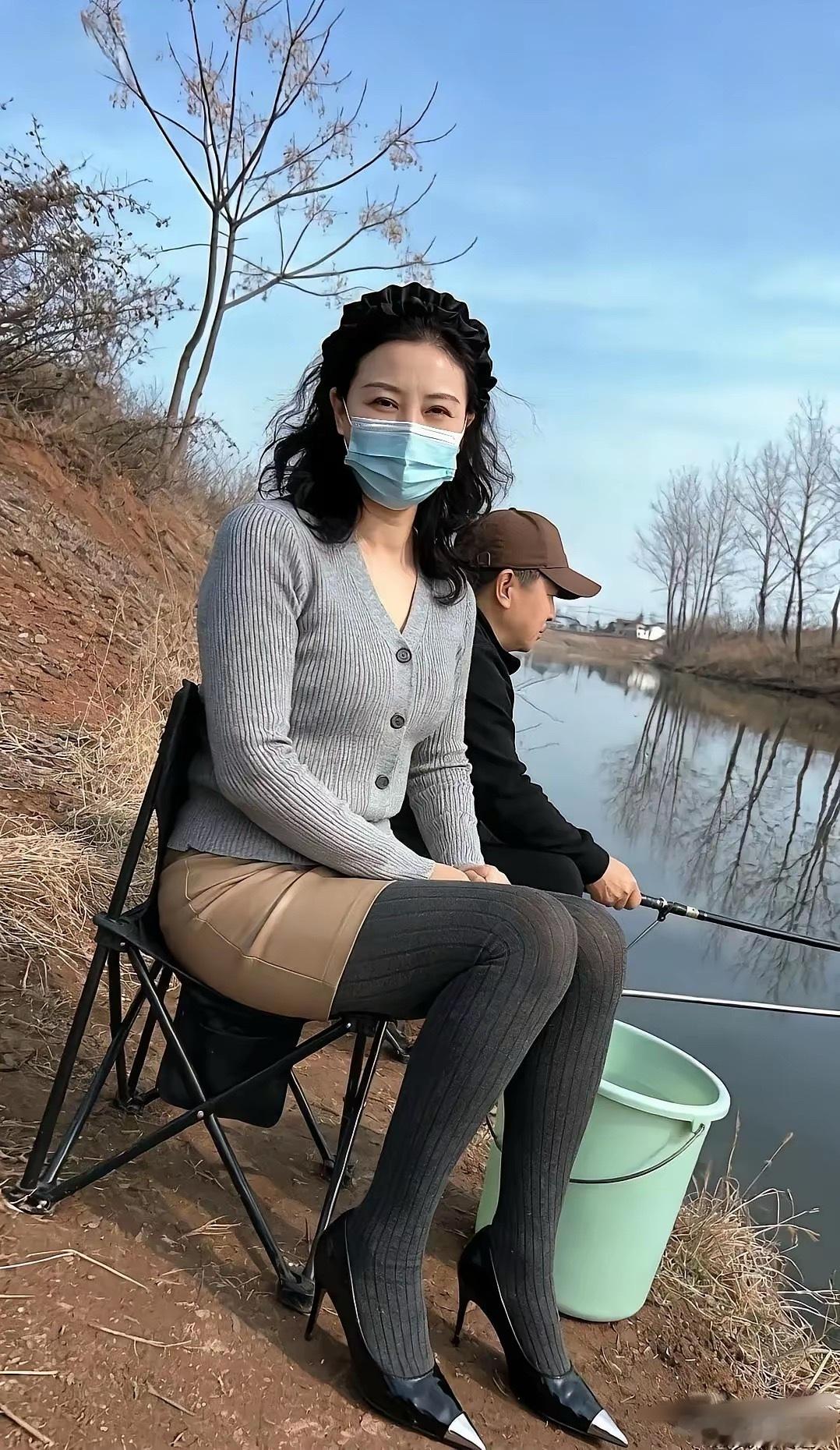 钓鱼最牛逼的不是钓上来多少条鱼。而是有个穿高跟鞋的，能心甘情愿陪你坐一下午，毫无