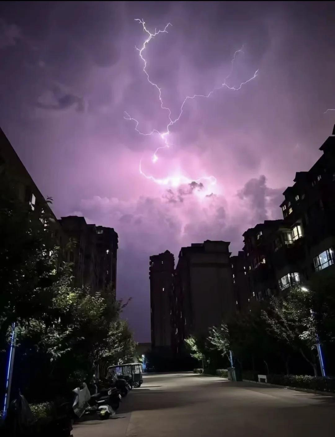 没有被雷劈，但是被闪电亮了
陕西 西安 西安同城 突如其来的暴雨