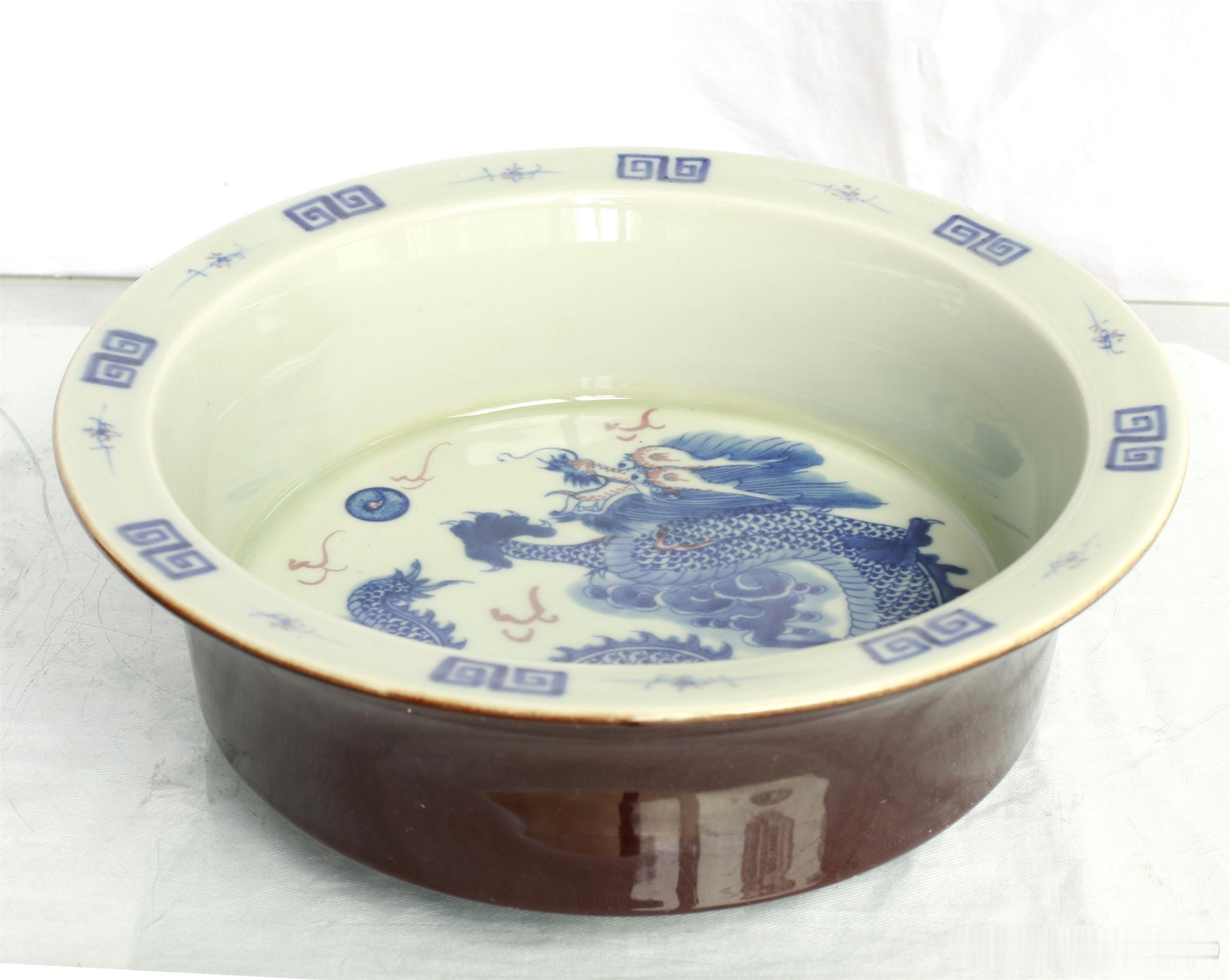 现代 . 仿康熙内青花釉里红龙纹外酱釉五足折沿洗一件尺寸：盘口沿外径25.1厘米