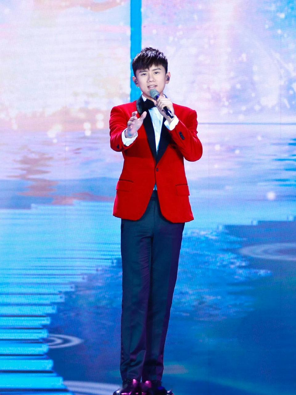 春晚的底气是豆包大模型刘浩存的舞姿在《梦底》里与光影精准契合，张杰的歌声在《驭风