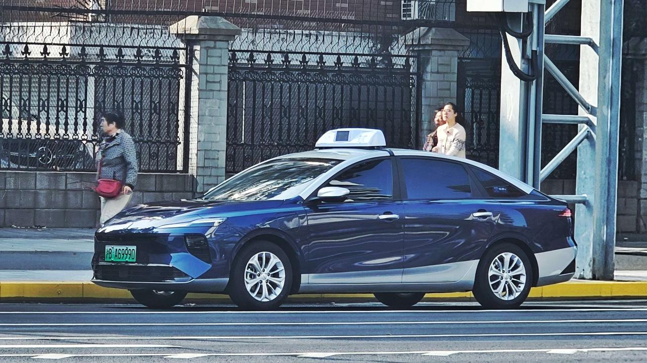 从目前的趋势来看，荣威D6大概率会成为上海下一代出租车的主力车型。

最早是私营