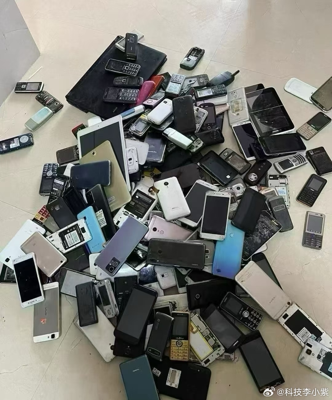 旧手机回收价暴涨五六倍与其说是旧手机值钱了，不如说是AI把整个电子产业链都带飞了