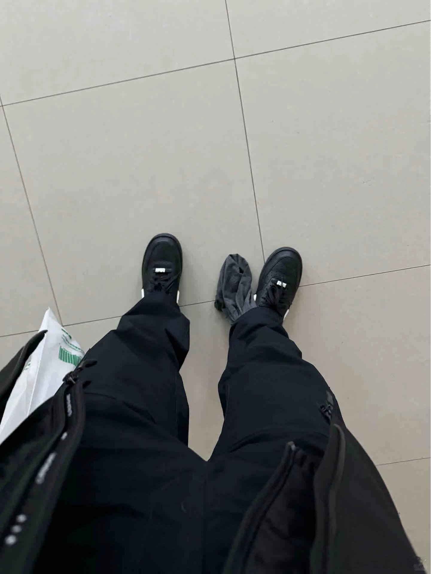 通常我都是秋裤和裤子一起脱，穿的时候一起穿的，结果上班着急，秋裤没怼进去 