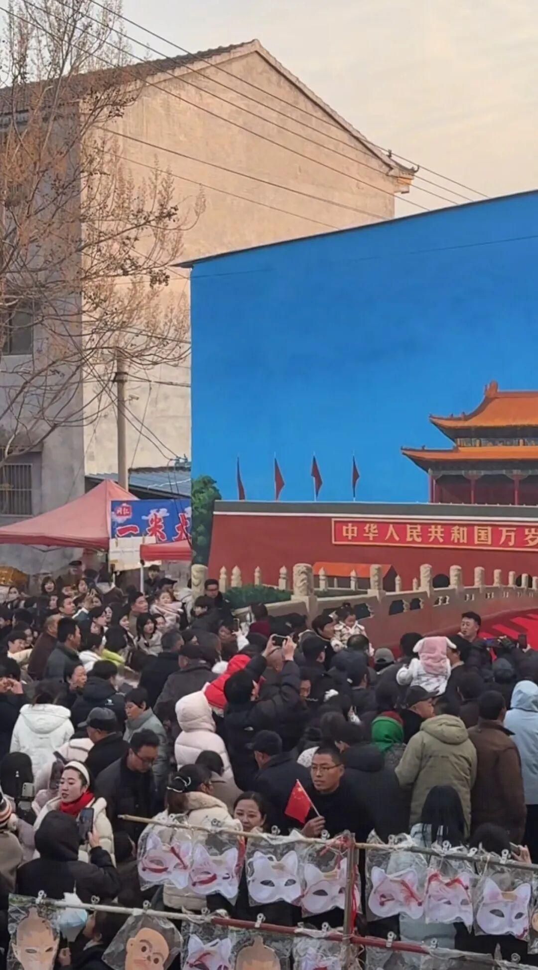 【把世界画在墙上的人｜一个村庄，因为热爱而沸腾】

2026年的第一天，中原一个