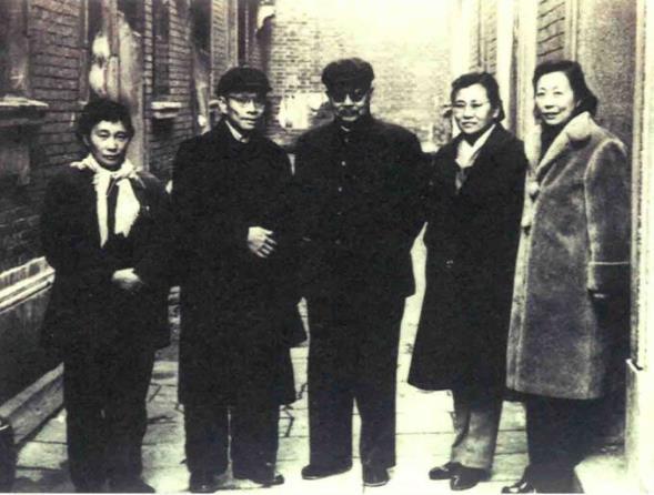 1961年2月8日，李克农(中)访问上海八路军办事处旧址。沈安娜(右一)陪同