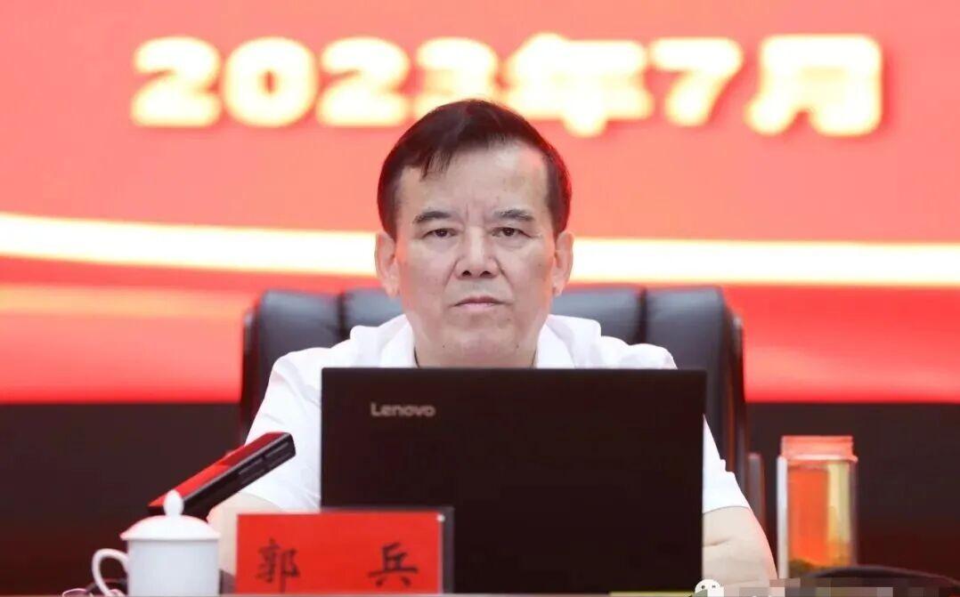 退休三年之后，江西法院系统的“资深专家”郭兵被查。两个月之前，郭兵还曾公开现身，