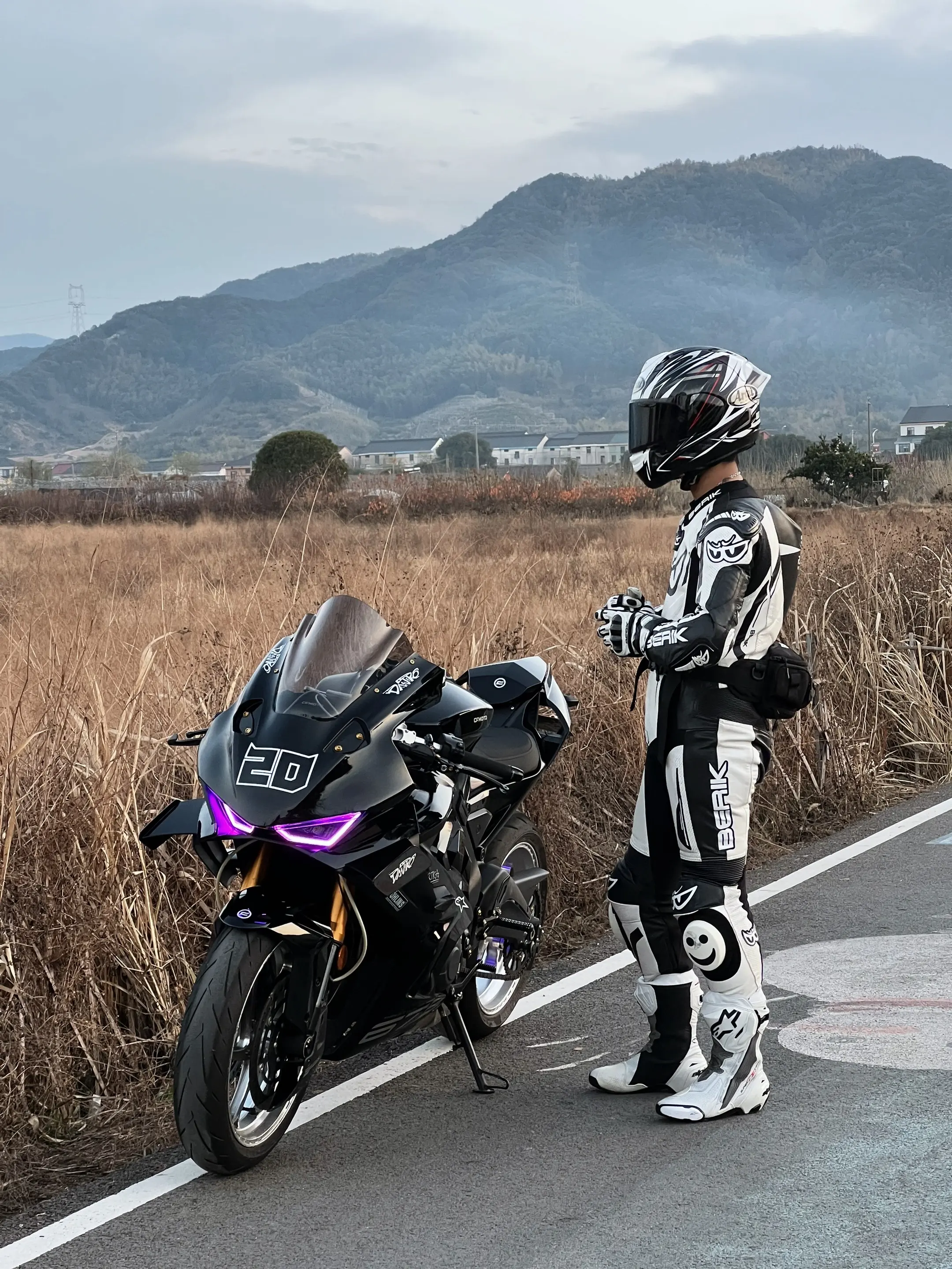 来黑龙江半个月了，就没有看到过摩托车，你们冬天都不骑摩托车的吗？