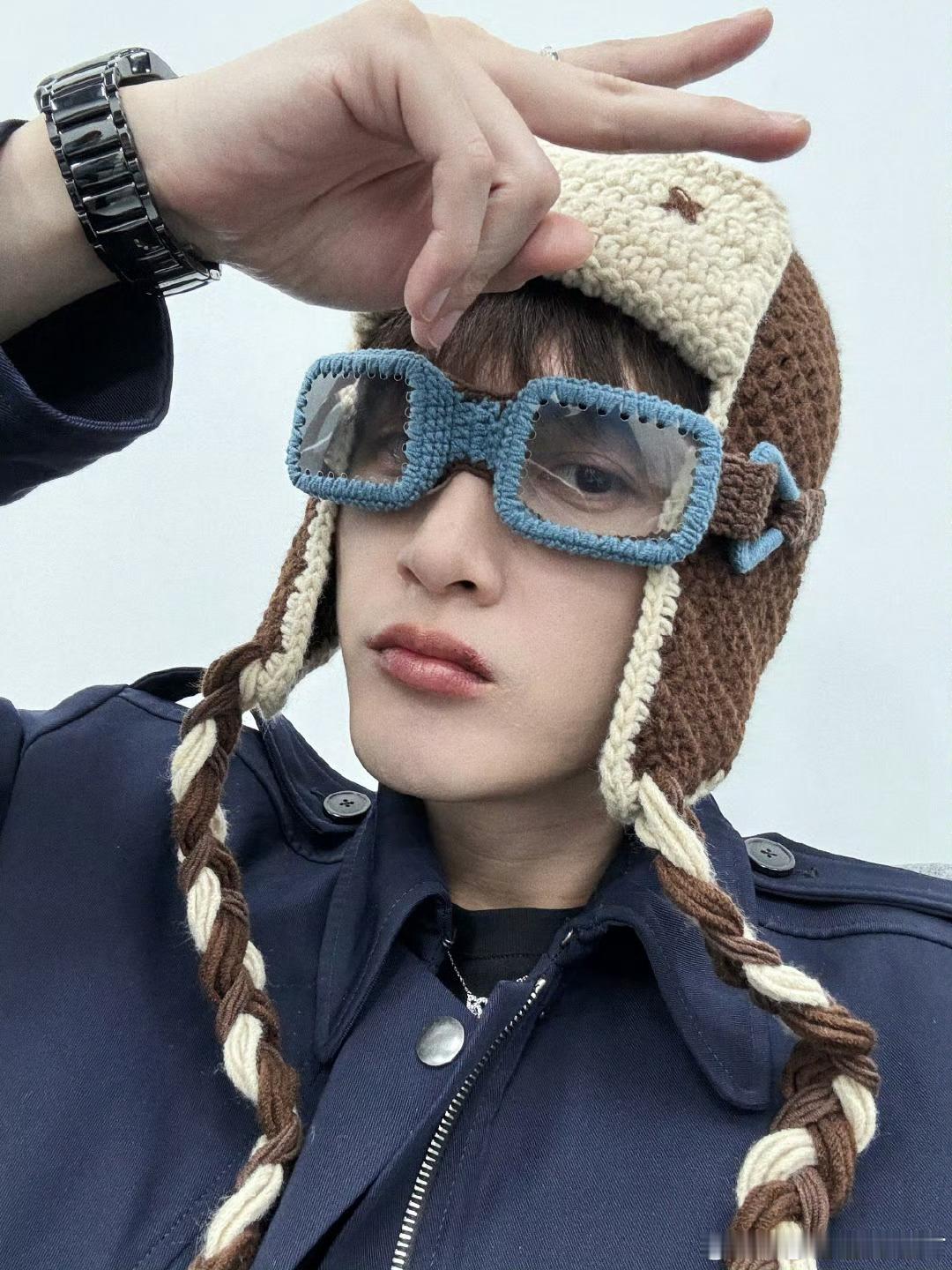 檀健次小年营业照  檀健次飞行员毛线帽look 檀健次飞行员毛线帽look，帅帅