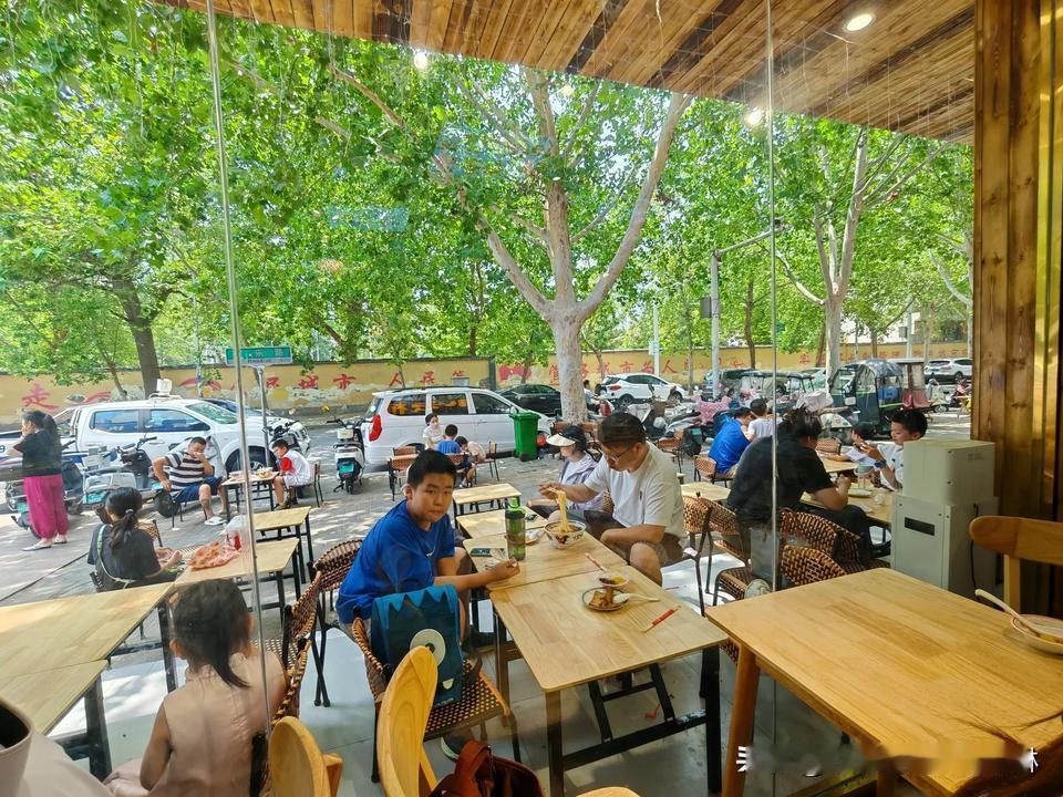 家门口好吃的小店真不少，而且发现大家都很喜欢在户外吃饭…
店里全满，无奈和另外三