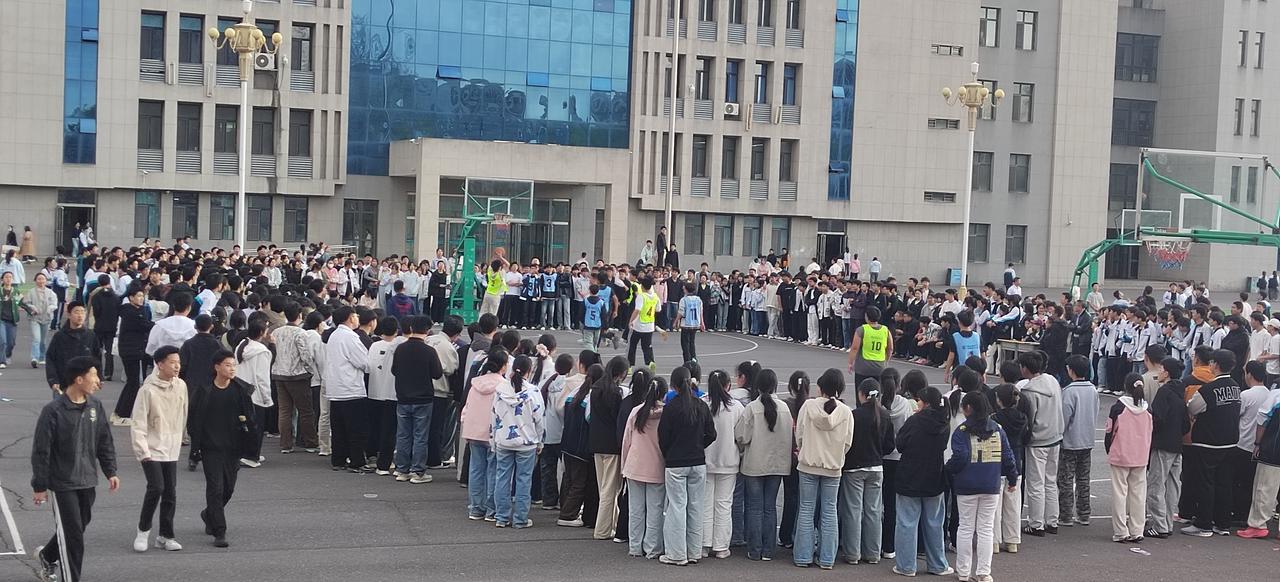 今天是我退休前最后一节课，也就意味着以后不可能再在三尺讲台上传道授业解惑了。我在