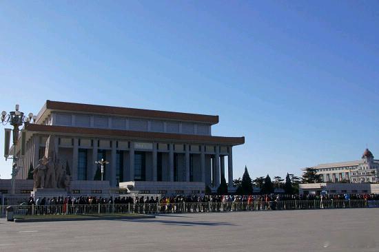 毛主席纪念堂前长队望不到头那是一条思念的河流