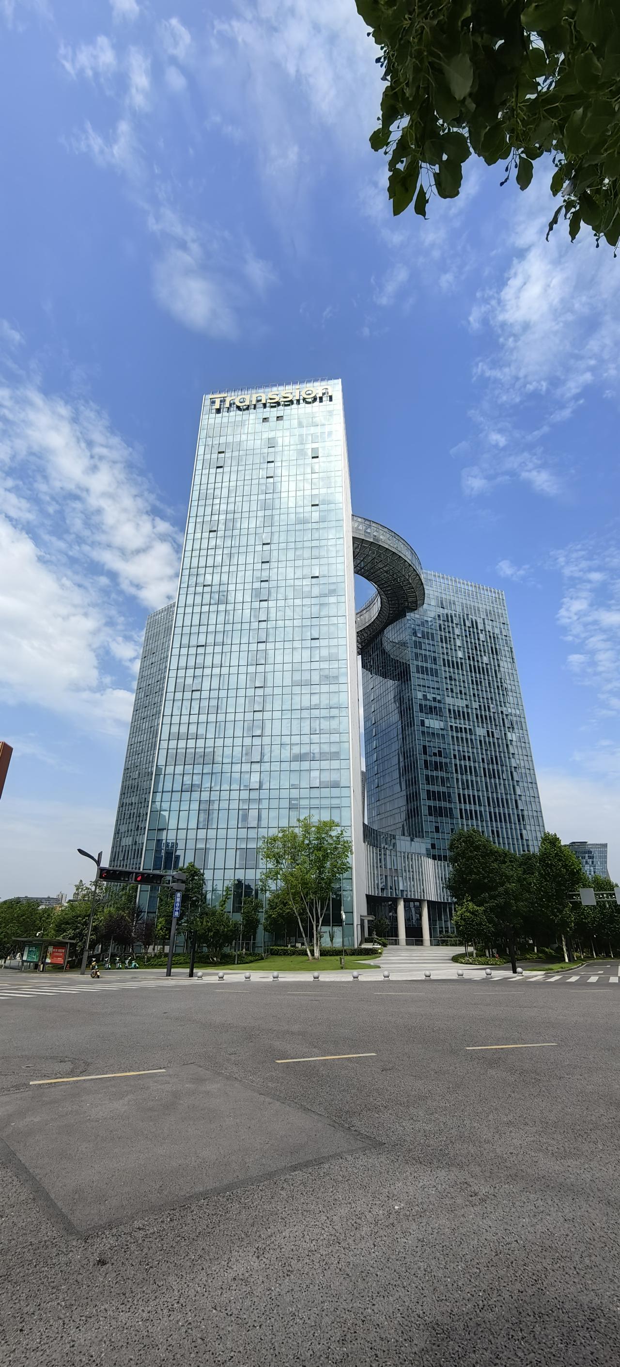 昨天路过重庆仙桃数据谷，建筑确实很有特点——相当有视觉冲击力[加油]