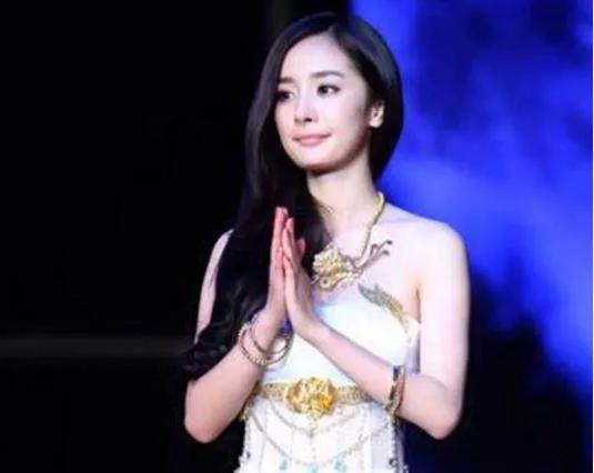 当时杨幂还没有离婚，易立竞采访她：“你的改变是佛法发给你的还是婚姻？”杨幂的回答