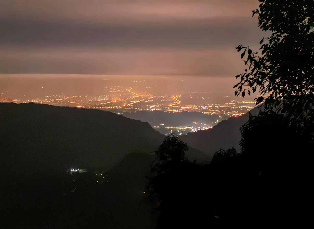 小小峨眉山 拿下峨眉山难得指数其实不高  适合新手来爬 夜爬峨眉山 爬山 夜爬 