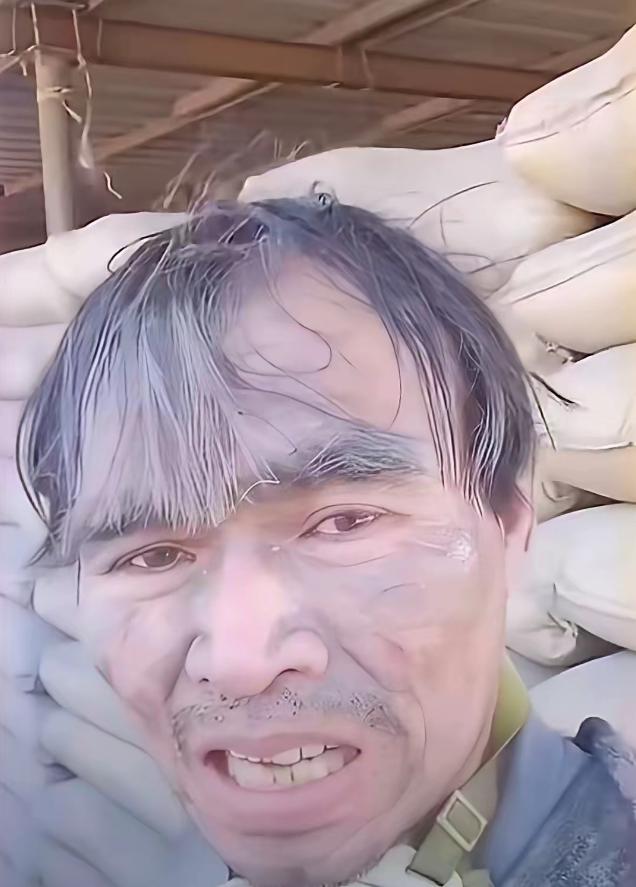 女子找人背水泥，对方要价一袋6元，她还价到5元。谁知到了装修现场，女子潸然泪下说