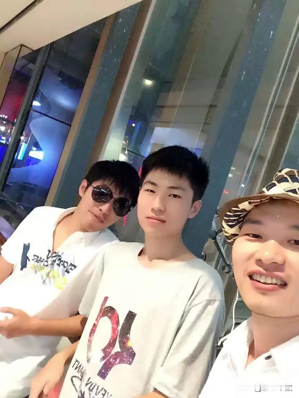 十年，致敬一路从5178点滚下来的兄弟，右边是巴菲正，把我带进了股市，左边是卖个