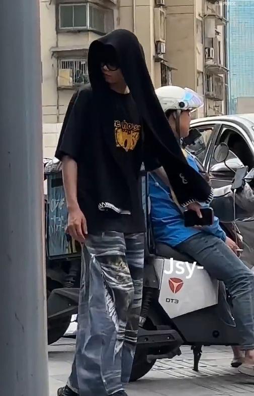 陈奕恒潮男陈奕恒头顶围巾黑T阔腿裤 陈奕恒潮男，陈奕恒头顶围巾黑T阔腿裤，陈奕恒