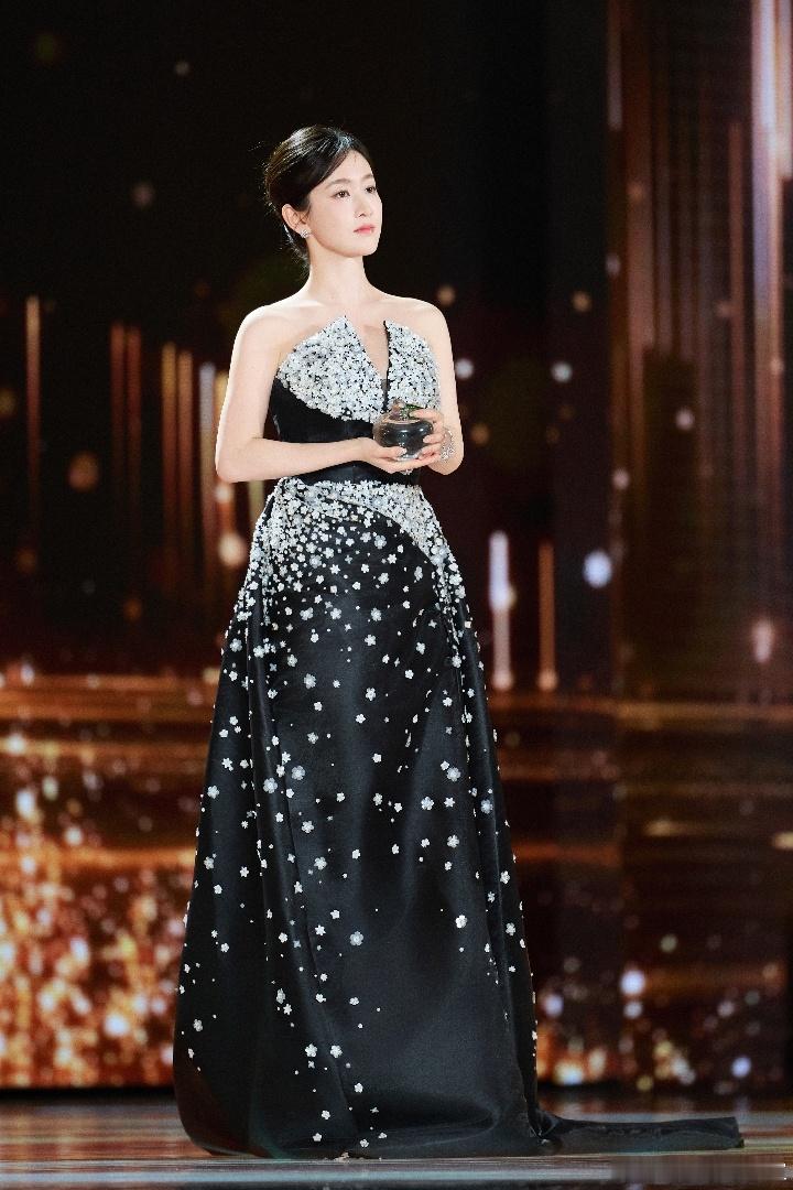 刘美含在短剧赛道也炸了 从《去有风的地方》到《我的归途有风》，刘美含的每一个角色