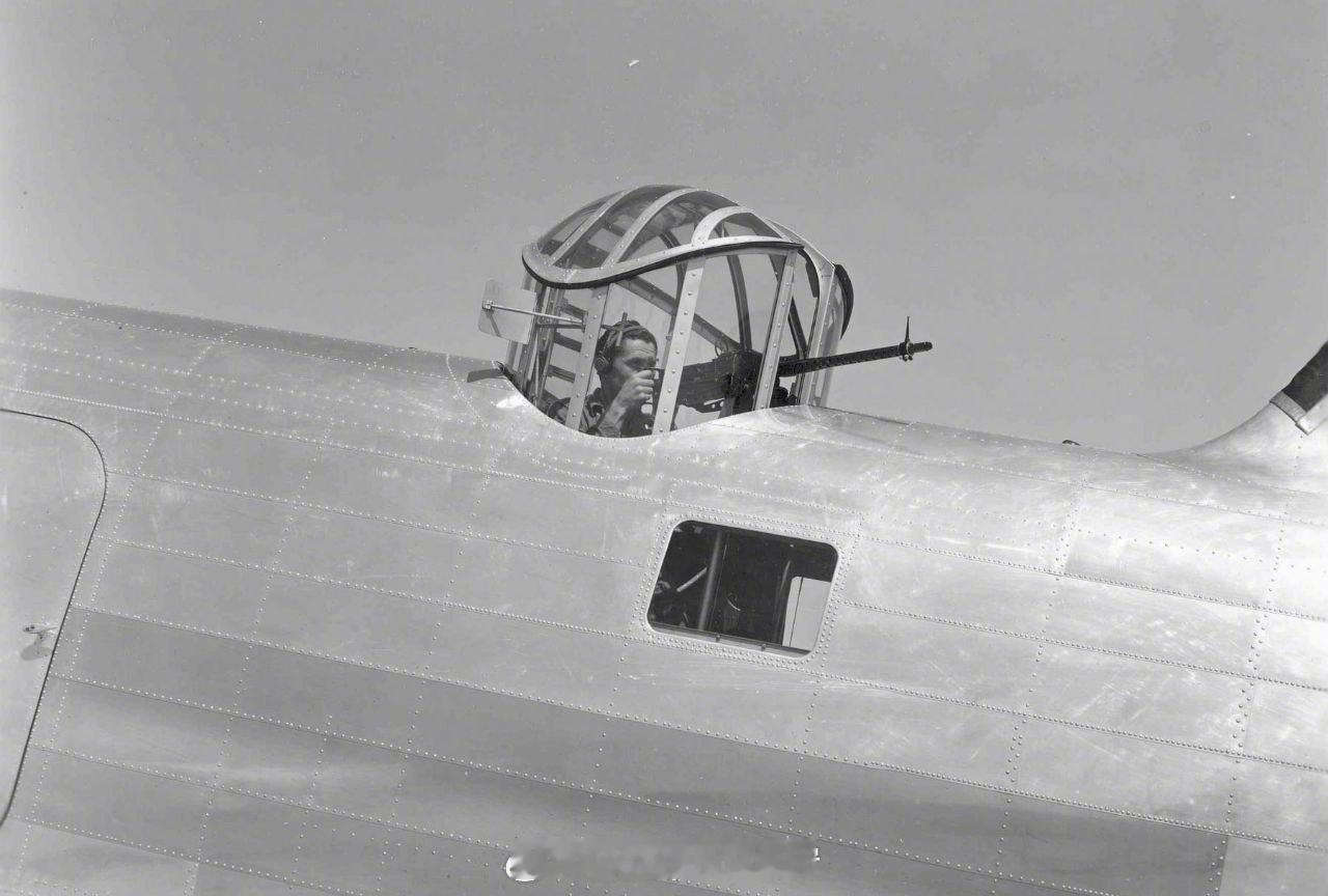 照片中的历史 美国道格拉斯 B-18“博洛”轰炸机上可伸缩的顶部炮塔。 