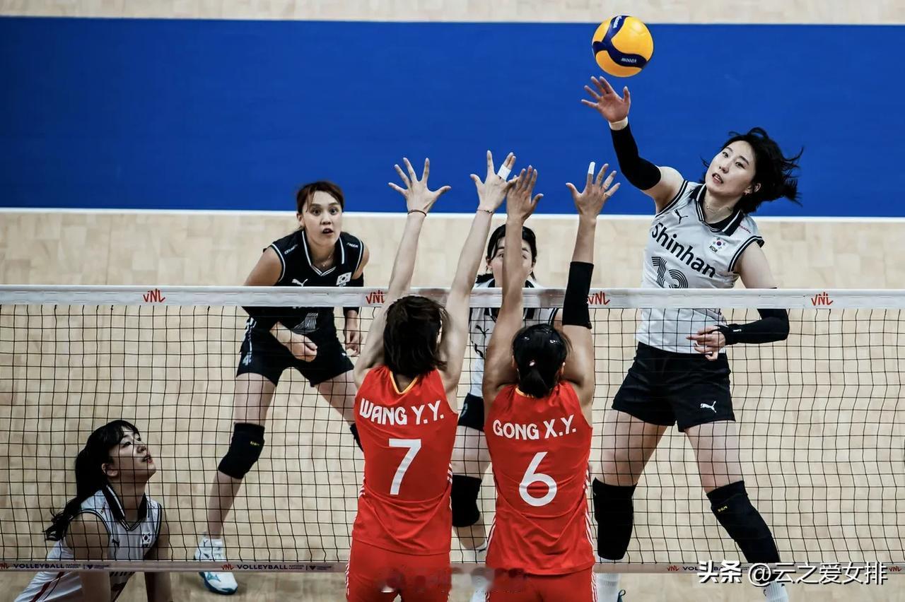 意料之外！女排世界排名发生了变化。
由于首秀意大利女排0：3波兰女排，意大利女排