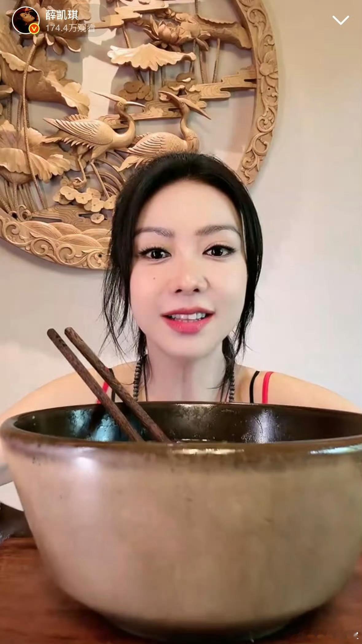 薛凯琪 厨艺毫无长进可爱满分，呆萌薛凯琪下厨日常欢乐拉满薛凯琪地狱厨神