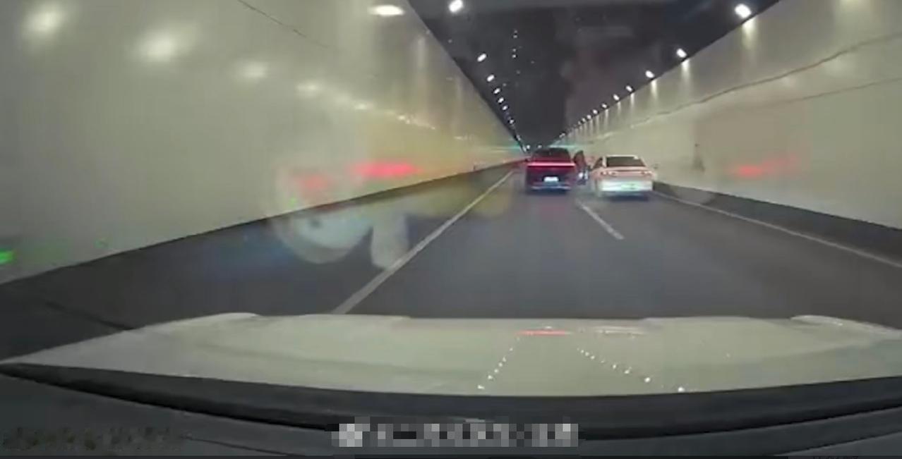 【开车开门究竟有多危险？】
西安交警回应轿车隧道内开车门别车引起关注，此类故意行