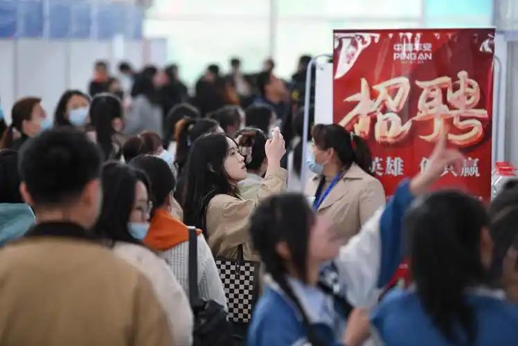 1270万毕业生求职难，智能工具抢岗，咋保饭碗？
 
2026届高校毕业生规模1