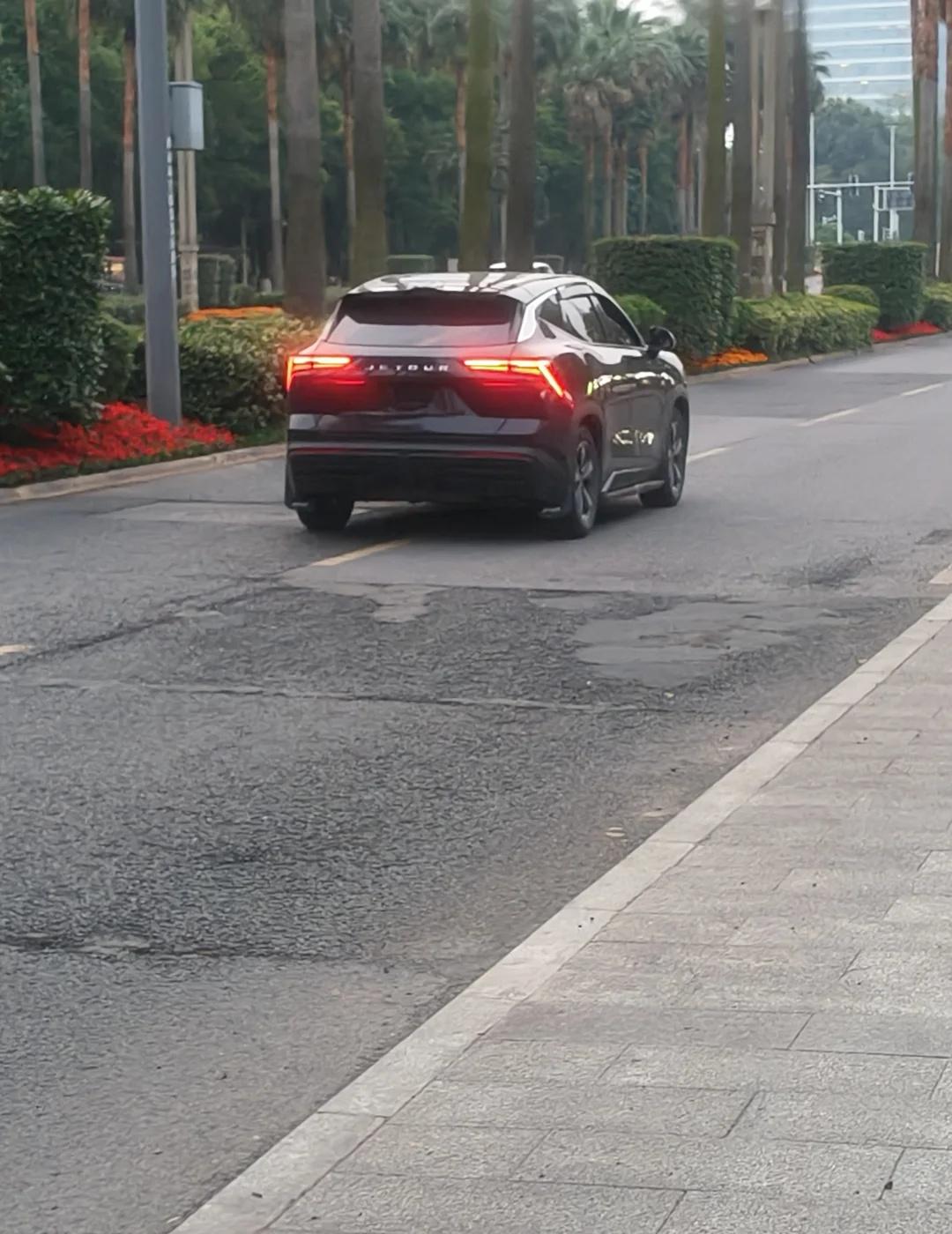 泸州的大学生注意一下这个车
今天下午在蜀泸大道二段 靠近医科大学和万达这个岔路口