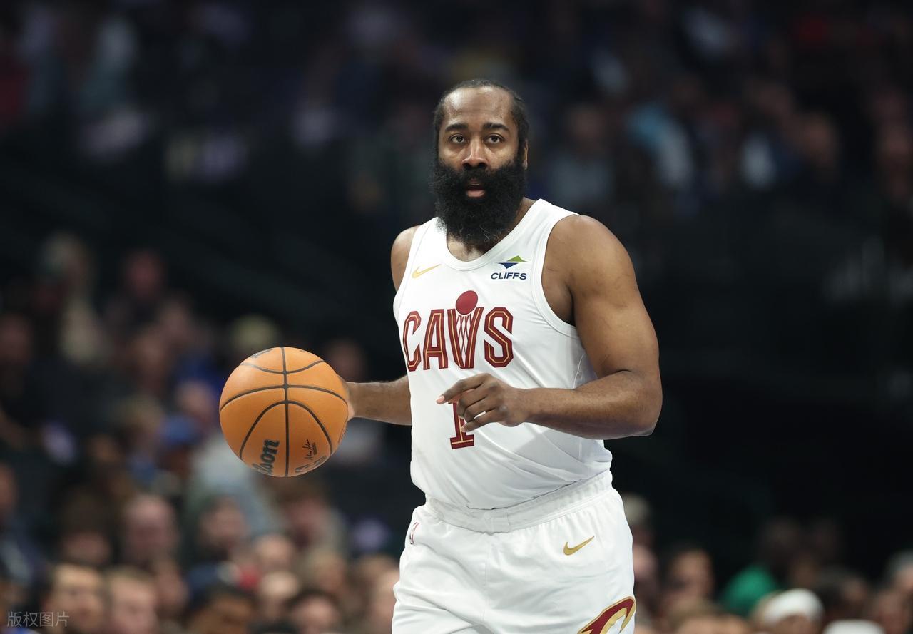 骑士半场领先17分！哈登贡献10分6板和5次助攻，正负值高达+21，全队最高。米