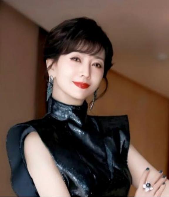 1975年，21岁的赵雅芝嫁给了31岁的香港名医黄汉伟，婚后仅三年，赵雅芝便与已