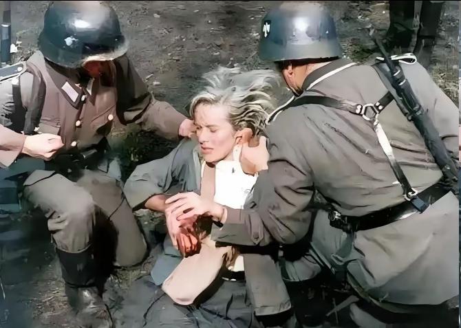 1943年，两名波兰女孩在街头被德军士兵拦下，理由是检查她们是不是犹太人。

这