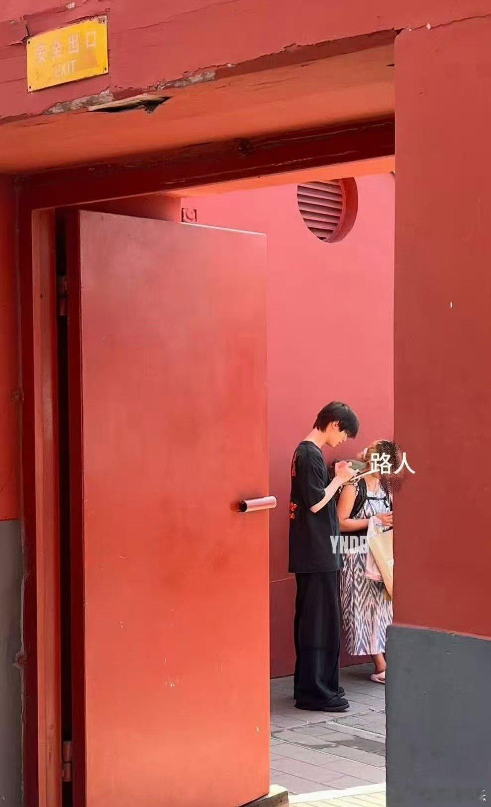 网友在雍和宫偶遇丁程鑫偶遇丁程鑫在雍和宫 ​网友在雍和宫偶遇丁程鑫~ ​​​