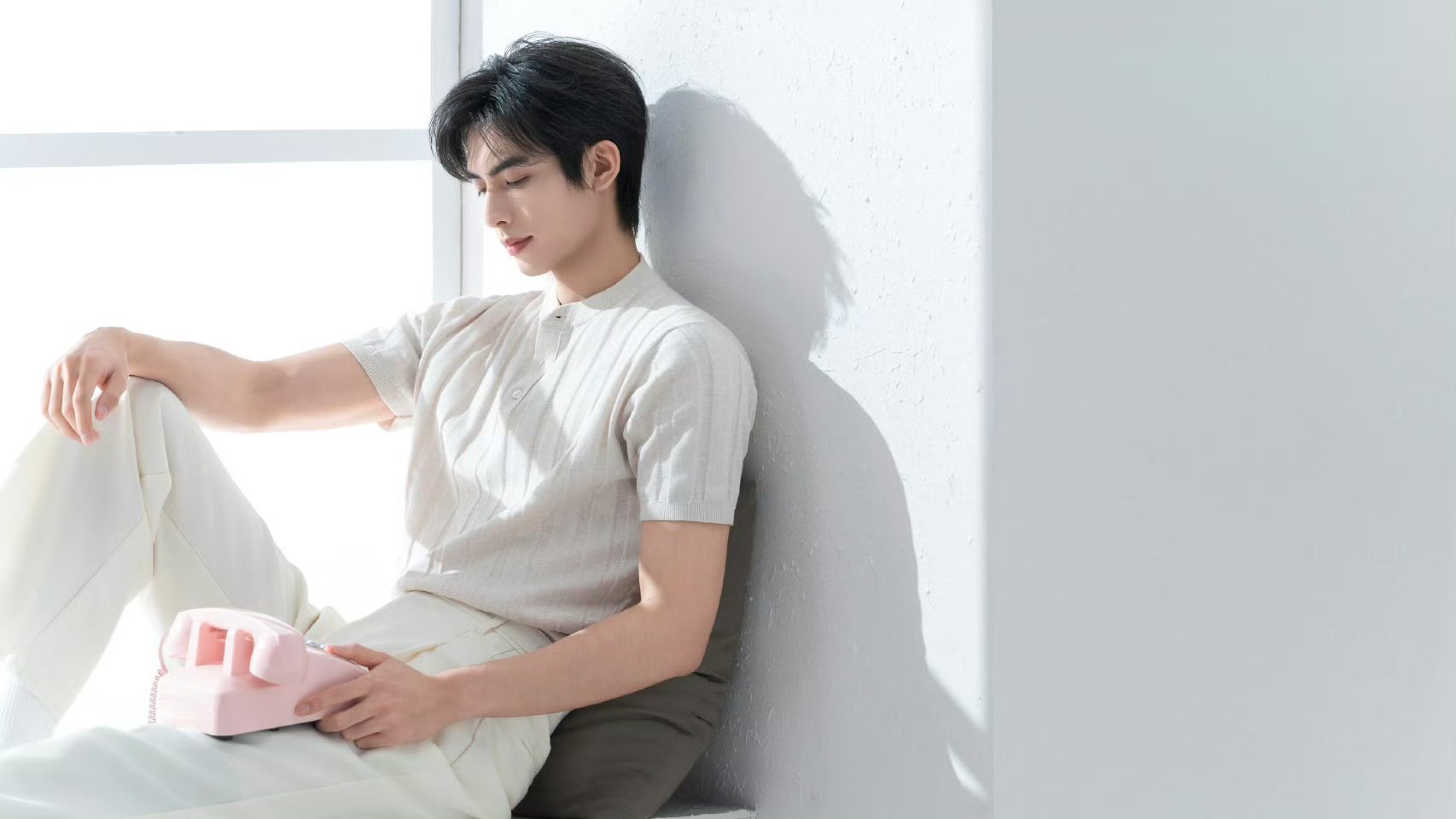 宋威龙27岁的第一个代言 宋威龙27岁首个代言甜蜜上线，生日与官宣撞个满怀。一个