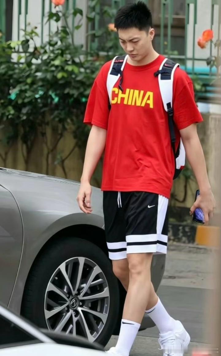 广东宏远男篮三人现身北京集结，未见徐杰！中国男篮集训营开练，备战世预赛今日，中国