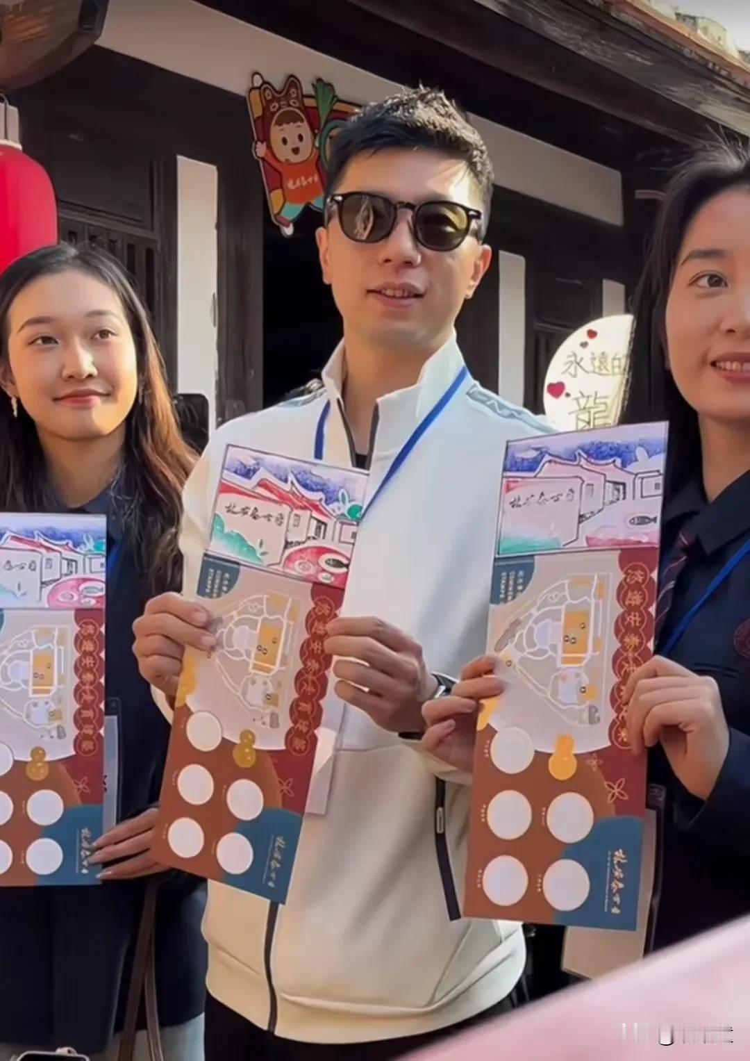 今天访台的内地师生代表到孔庙游览，站在马龙两边的女学生颜值很高，气质还很像，不知